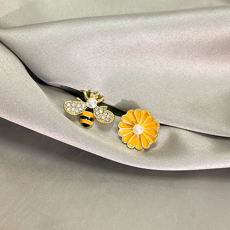 Alloy Material Cute Flower Bee Alloy Inlay Artificial Pearls Rhinestone Ear Studs