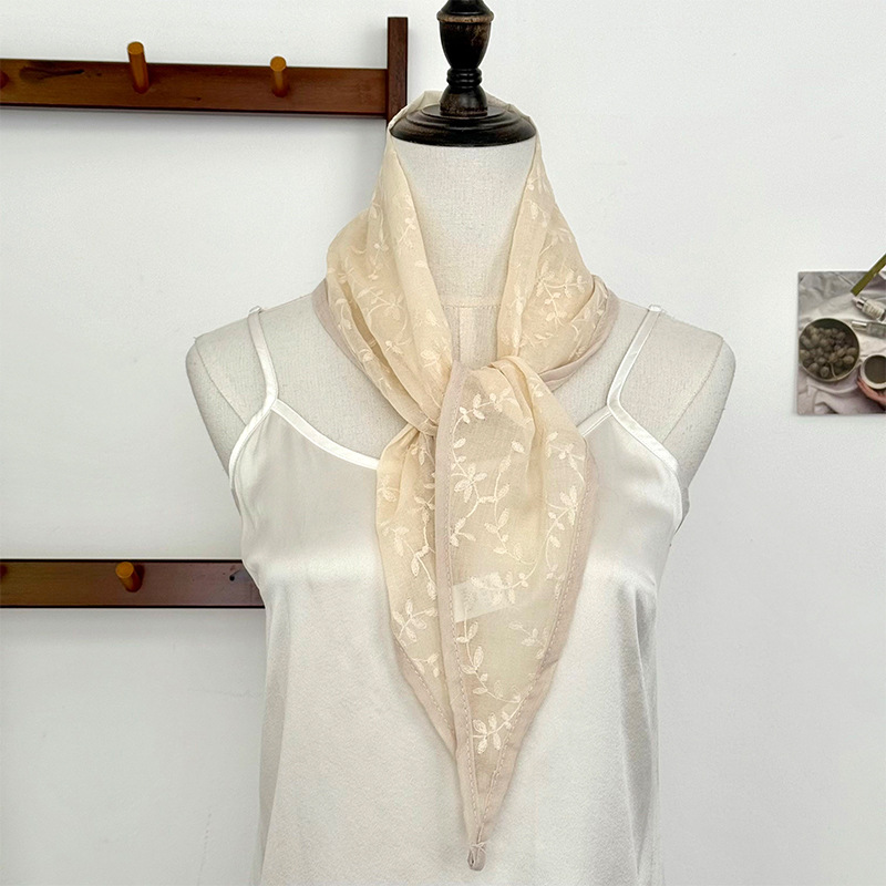 Pañuelo de seda, sentido avanzado, nuevo estilo, decoración de bordado de flores, bufanda pequeña en forma de diamante, cinta para el cabello trenzada, cinturón para el cabello trenzado, accesorios para el cabello atados