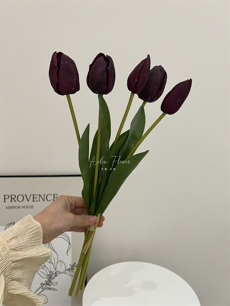 진한 보라색
