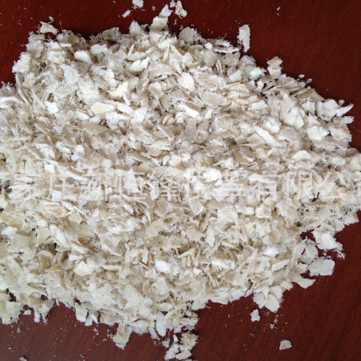 厂家供应宠物干粮原料牛皮颗粒料 散装宠物食品零食牛皮革批发