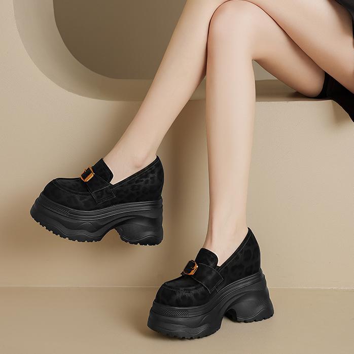 Giày loafer nữ đế xuồng họa tiết báo khóa kim loại tăng chiều cao — đen, nâu đen