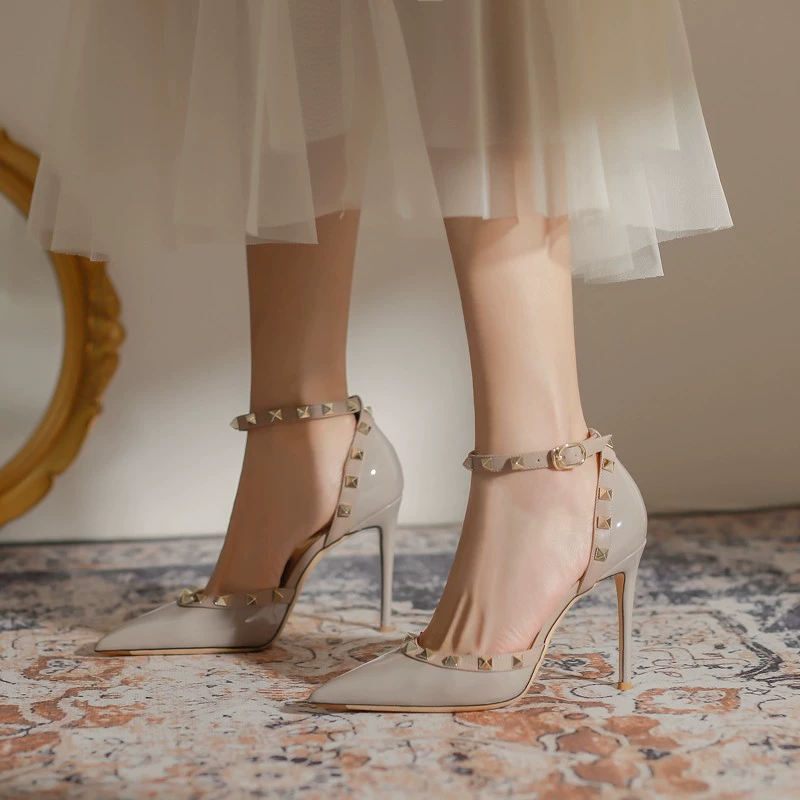 Заклепки на высоком каблуке сандалии женские каблуки 2025 новый шрифт с пряжкой сандалии с заострением полые женские сандалии