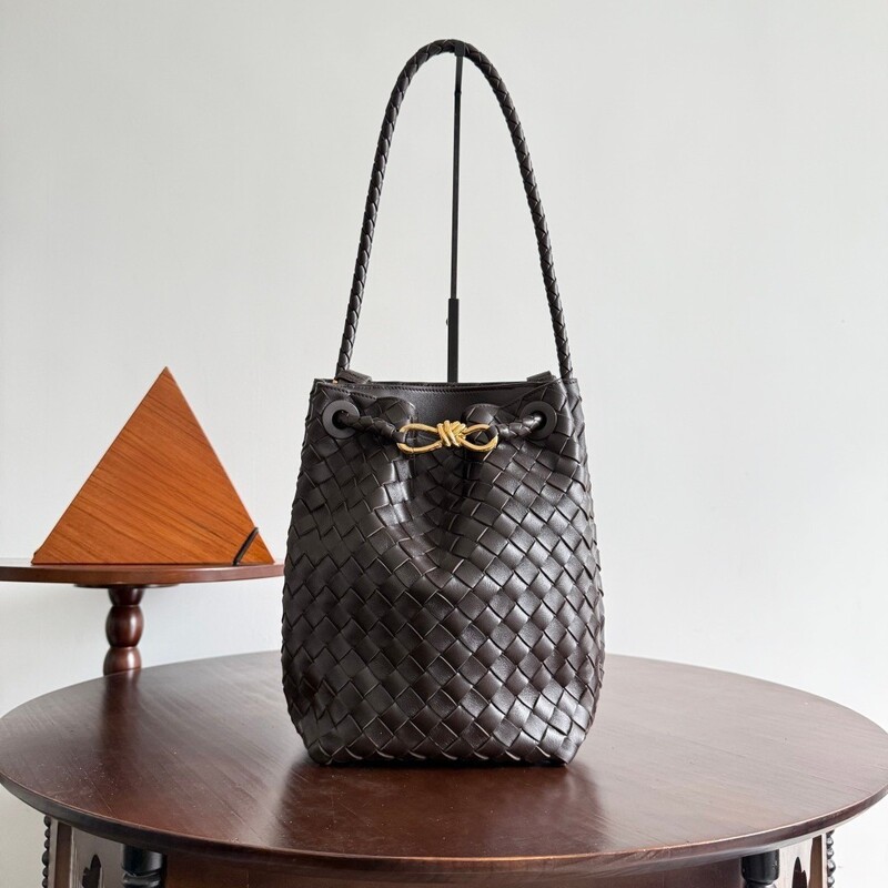 Guangzhou Bv New Andiamo Bucket Bow-Knot Woven Bucket Bag Single Shoulder Crossbody Bag Cowhide Underarm Bag Guangzhou Bv New Andiamo Bucket Bow-Knot Woven Bucket Bag Single Shoulder Crossbody Bag Cowhide Underarm Bag