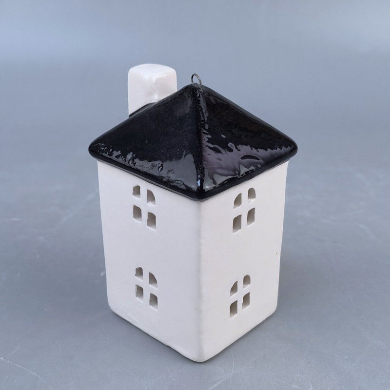 Colgante de casa de cerámica navideña cuidadosamente seleccionado LED luminoso hueco con chimenea decoración de candelabro decoración navideña