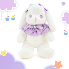 赤ちゃんを抱いて正規版のかわいいロリウサギ熊ウサギのぬいぐるみ人形をプレゼントします。