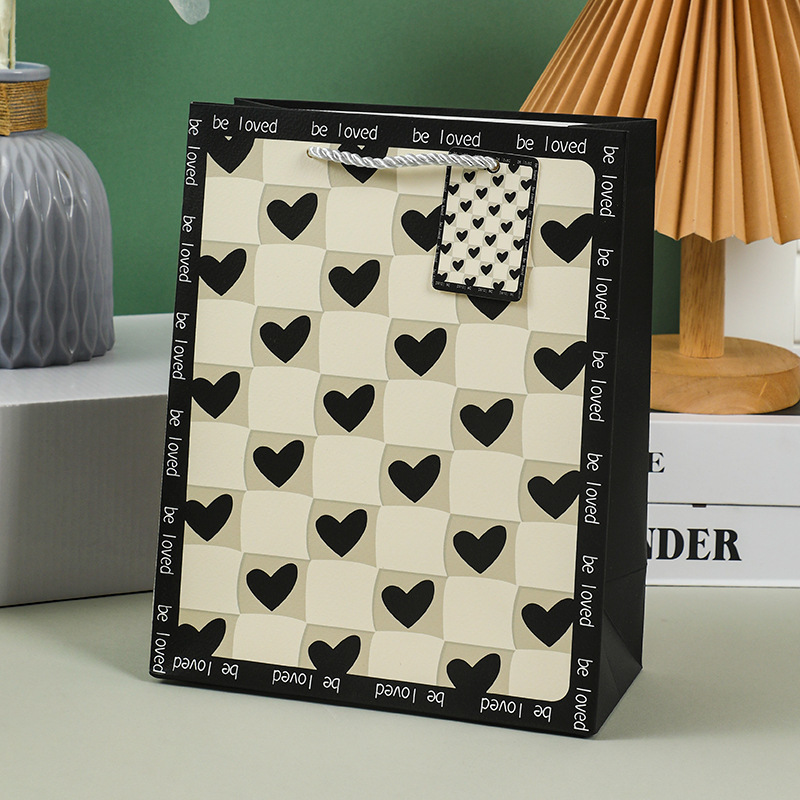 검은 사랑; 흰색 판지; 19.5*14.5*10