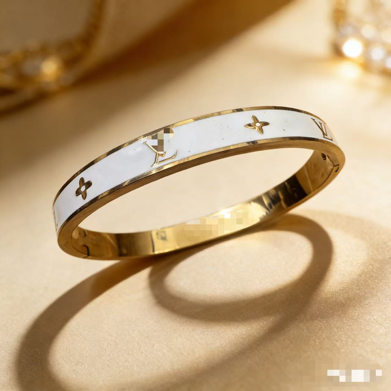 2025 新しいヨーロッパとアメリカのビッグブランドチタン鋼ブレスレット非退色ステンレス鋼ブレスレットバックルオープニングハンドジュエリー卸売