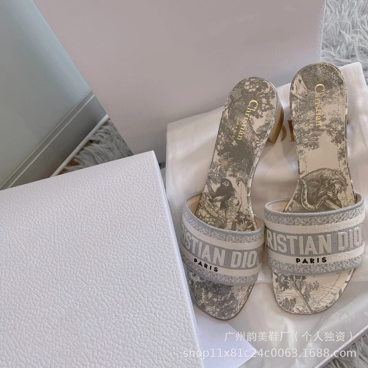 2025 verano D casa pantuflas bordadas mujeres que usan ropa exterior celebridad de Internet playa piel de oveja con zapatillas de diamantes de imitación de tacón medio mujeres