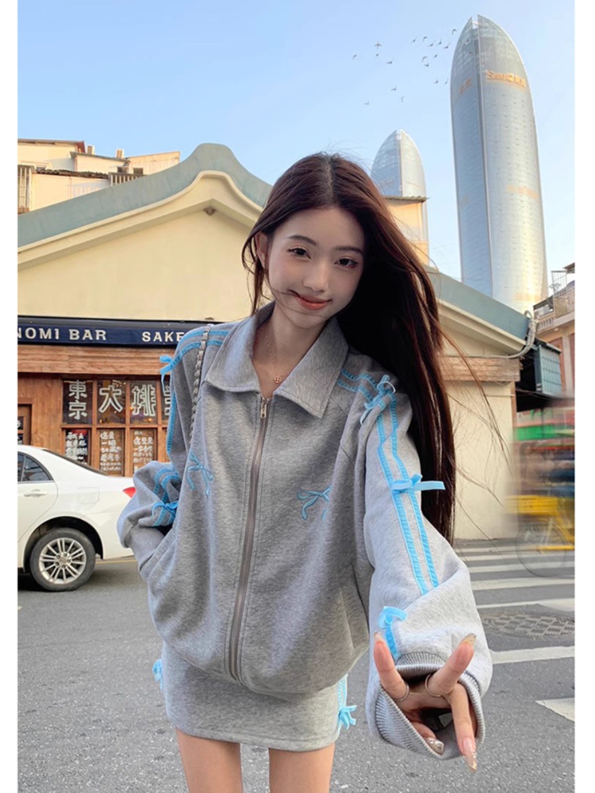 デザイン感のある蝶結びの長袖の上着の女性の春と秋の新型の襟の刺繍のゆったりしている大衆の上着のファッション