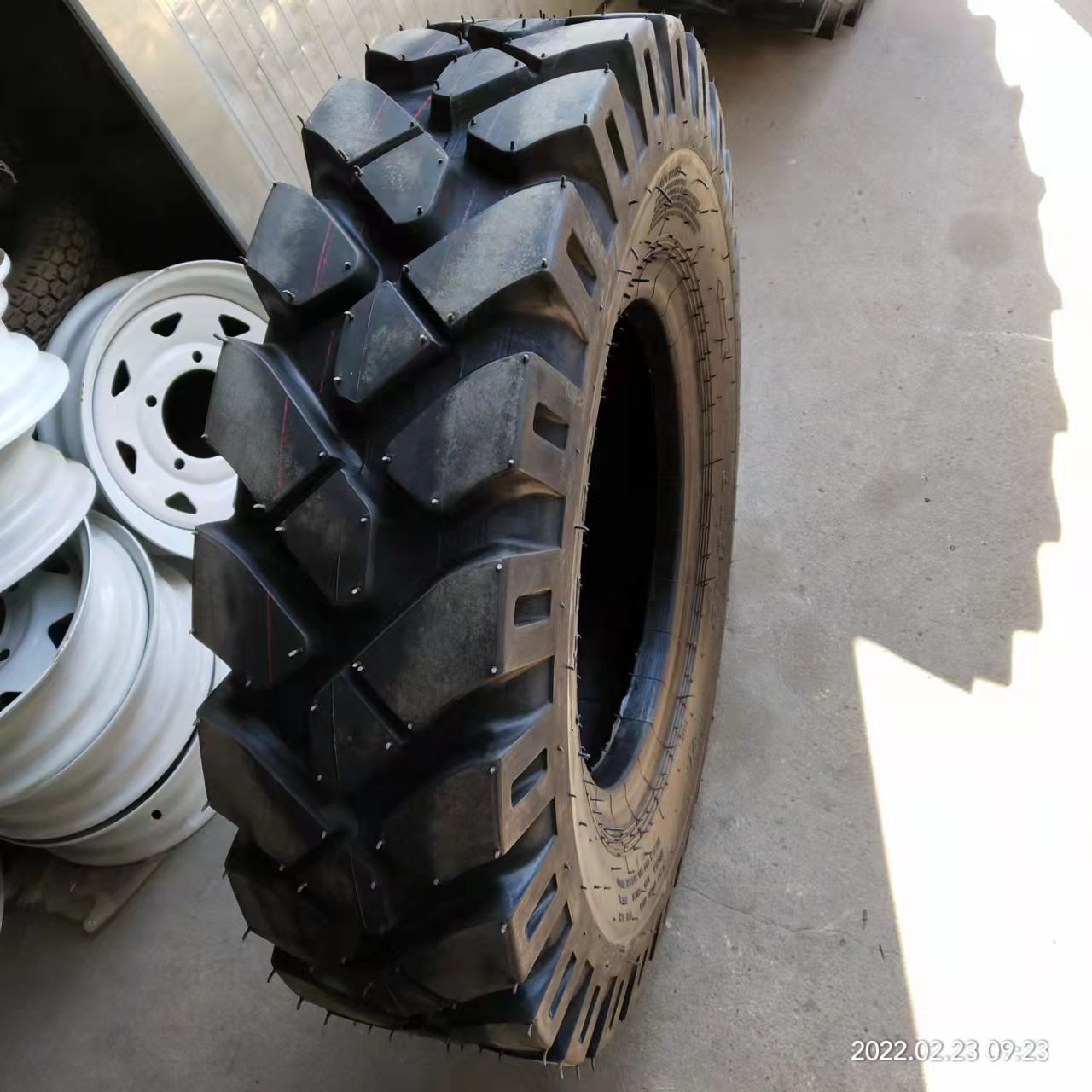 装载机叉车机挖沟机轮胎 人字纹加密轮8.25-16 实心叉车工程轮胎