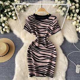 欧美辣妹风条纹圆领针织连衣裙女夏季收腰显瘦设计感独特纯欲短裙
