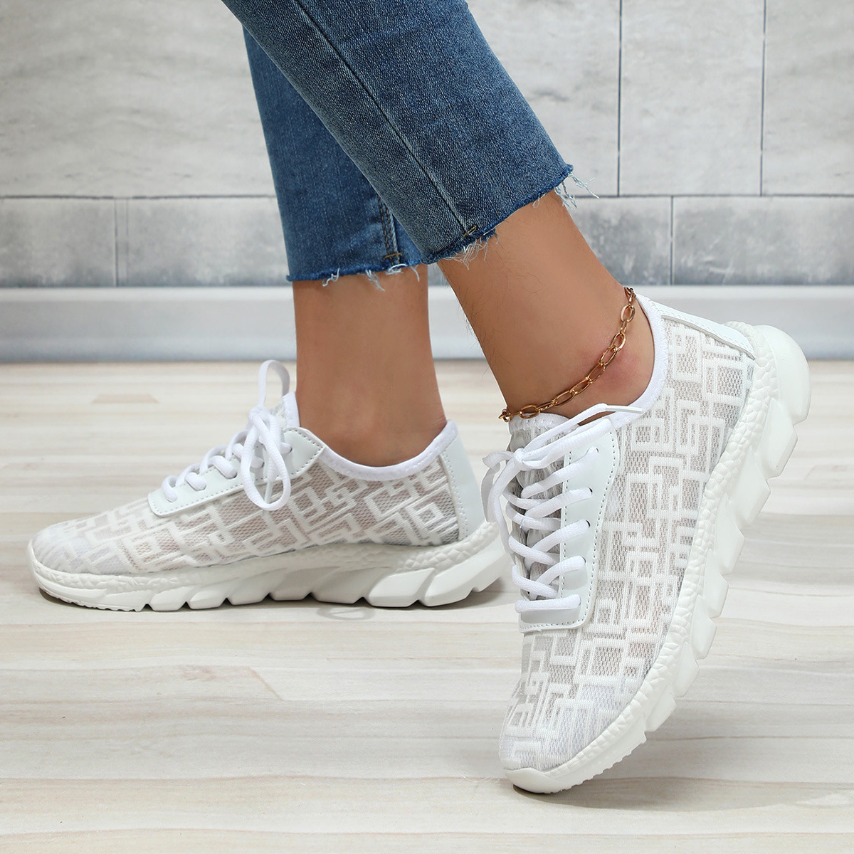 Mesh breathable lightweight shoes for leisure