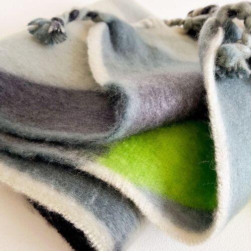 New geometric triangular scarf for women—versatile winter style, green seahorse-patterned shawl for women’s street-style photoshoots, trendy European and American fashion.