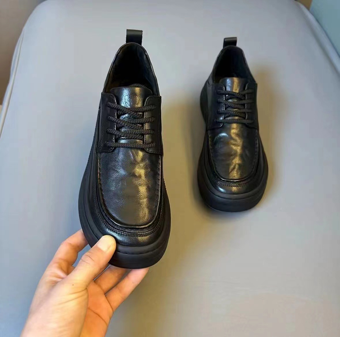 2024 nuevos zapatos de tablero de ocio empresarial para hombres moda de cabeza redonda Reino Unido con zapatos de cuero de suela blanda transpirables explosivos transfronterizos