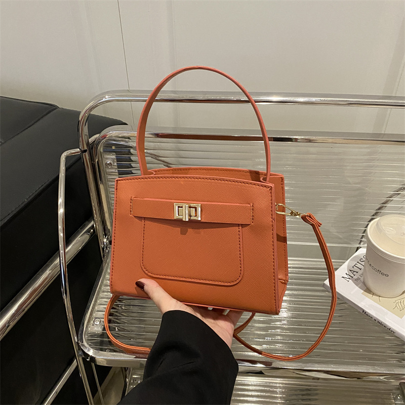 Bolso de mujer 2025 primavera nuevo bolso de mensajero de un solo hombro atmosférico de nicho simple de moda bolso de alta capacidad para mujer