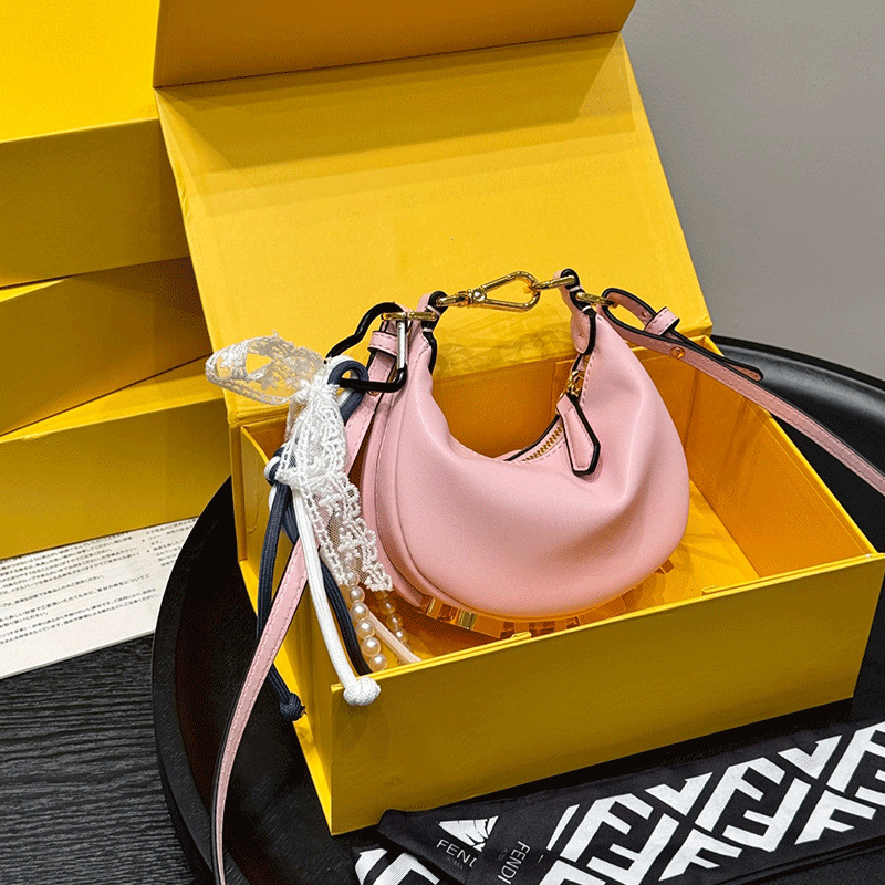 체인이 없는 핑크색 가죽