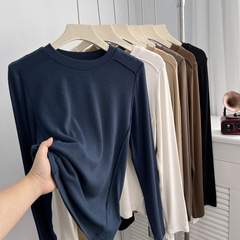 柔らかいモチモチの優しい純色の丸首の長袖のtシャツの女性の秋冬の内は明線のデザイン感の底のシャツの正肩の上着を掛けます。