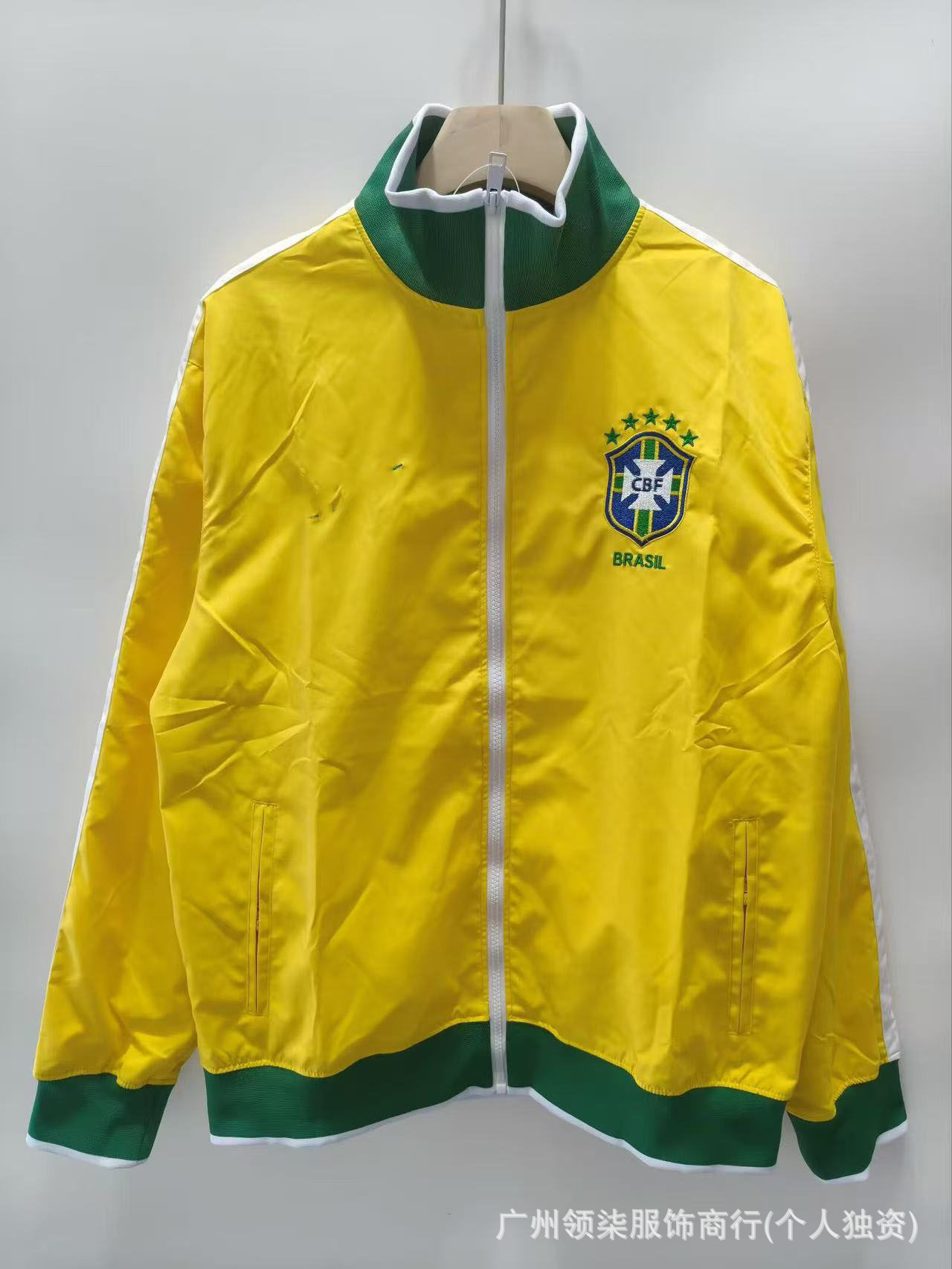 Cortavientos brasileño amarillo