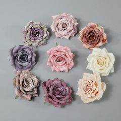 ヨーロッパ風の雪の花の時代の旗の髪飾りをシミュレーションしてデパートの景観を作って結婚式のシーンを飾ります。