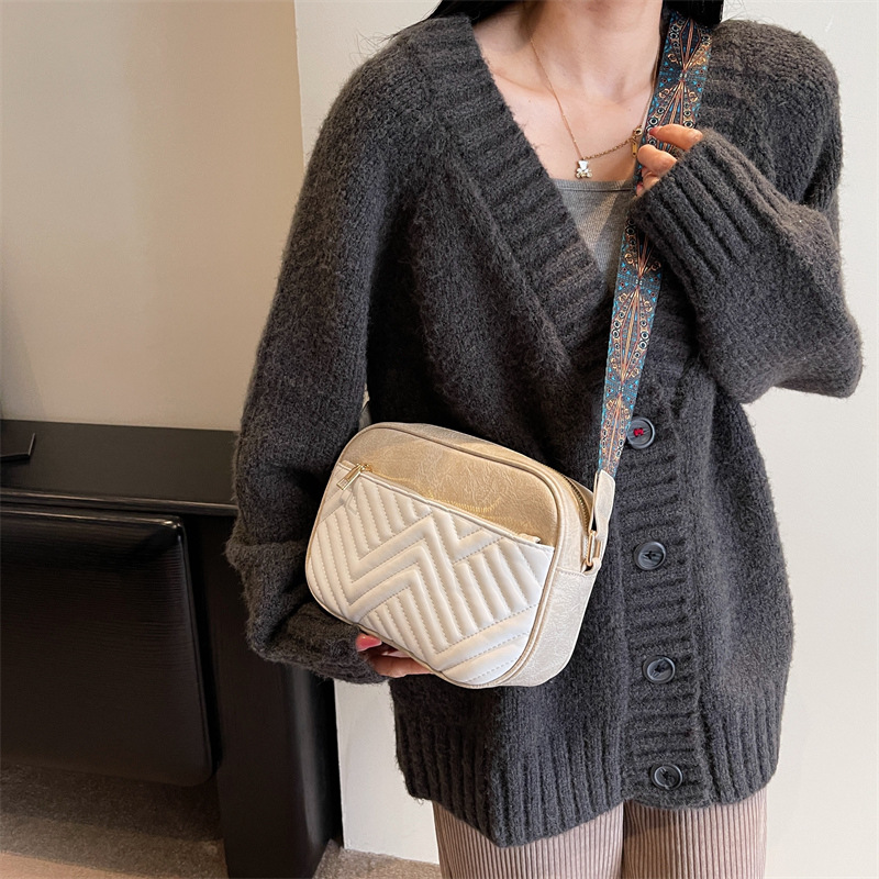 2023 Nova ženska torba korejskog izdanja, moderna torba za fotoaparat u kontrastnoj boji, torba za jedno rame, jednostavna široka torba preko ramena_voghion.com