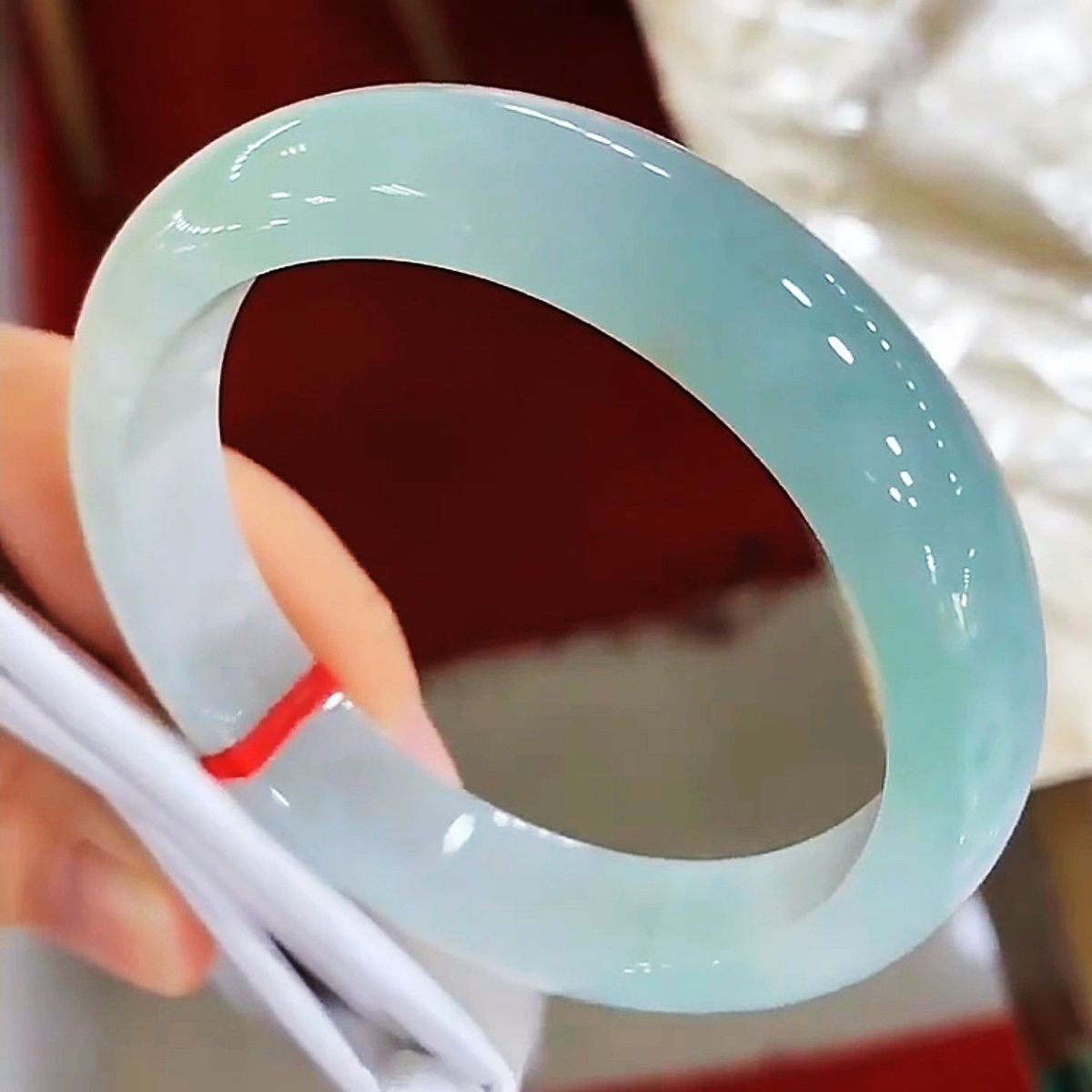 Vòng tay ngọc bích tự nhiên Miến Điện loại A băng xanh nhạt cao cấp