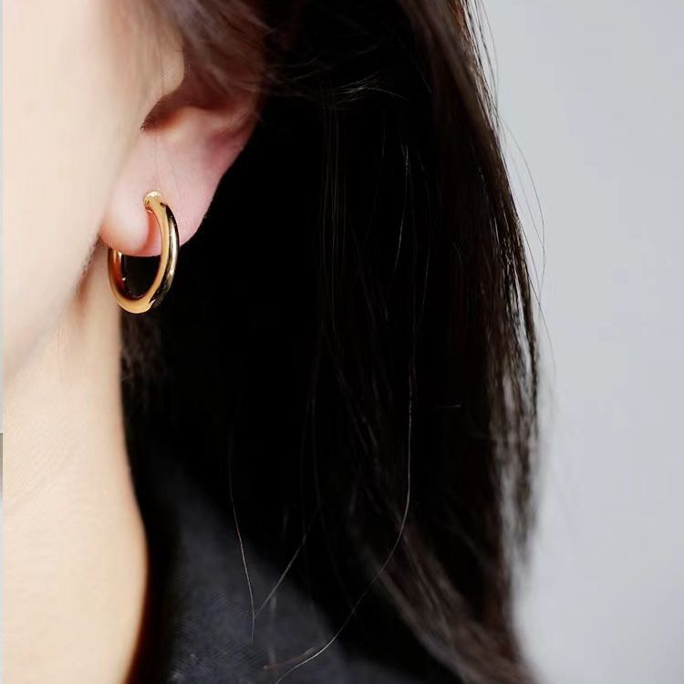 Simple anillo llano invisible integrado clip de oreja de silicona no perforado de cercanías pequeñas de las mujeres pendientes de anillo de oreja indoloro al por mayor