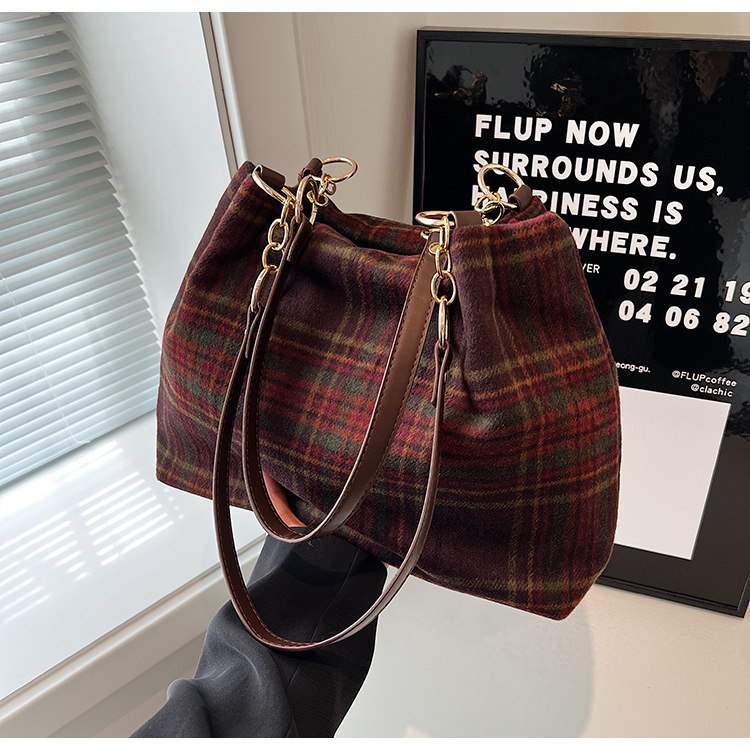 Large capacity tote female niche design, commuting outdoor travel bag, high-end casual autumn and winter new item_voghion.com