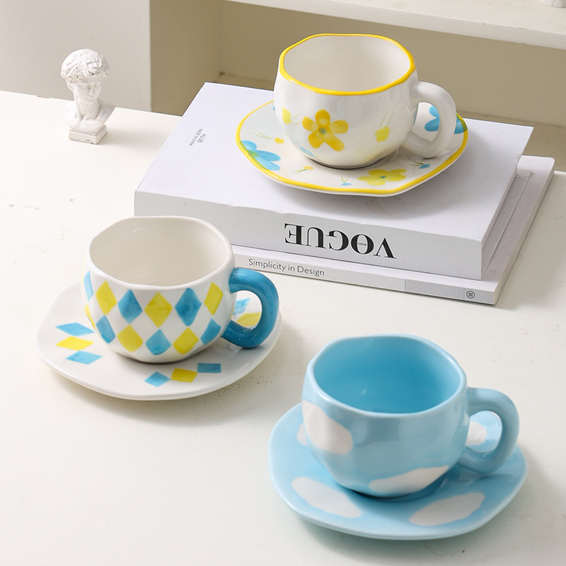 Super lindos esmalte de color pintado a mano cuadrícula azul cielo blanco nubes tazas de café plato mano apretado irregular tazas de cerámica plato