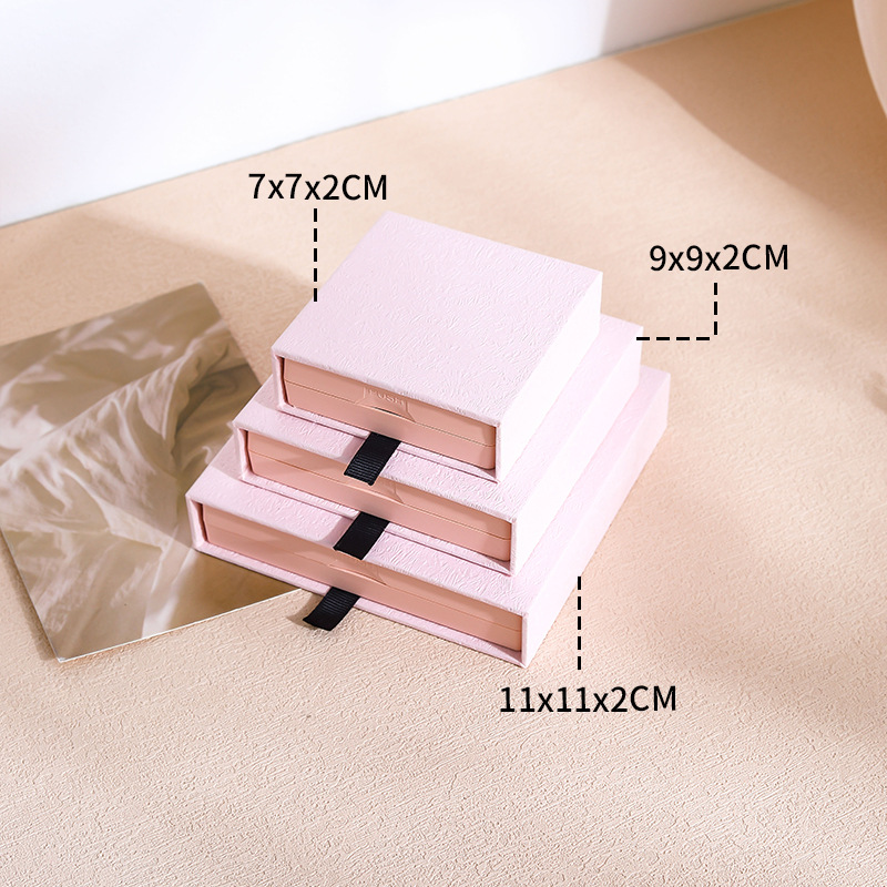 Pink wood engraved pattern (built-in pink suspension box); 7*7*2cm (inner box size)