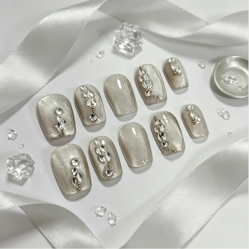 Fine glitter cat-eye handmade short-length dazzling nail art, simple stacked rhinestones, INS-style press-on nails, versatile and flattering nail pieces Fine glitter cat-eye handmade short-length dazzling nail art, simple stacked rhinestones, INS-style press-on nails, versatile and flattering nail pieces