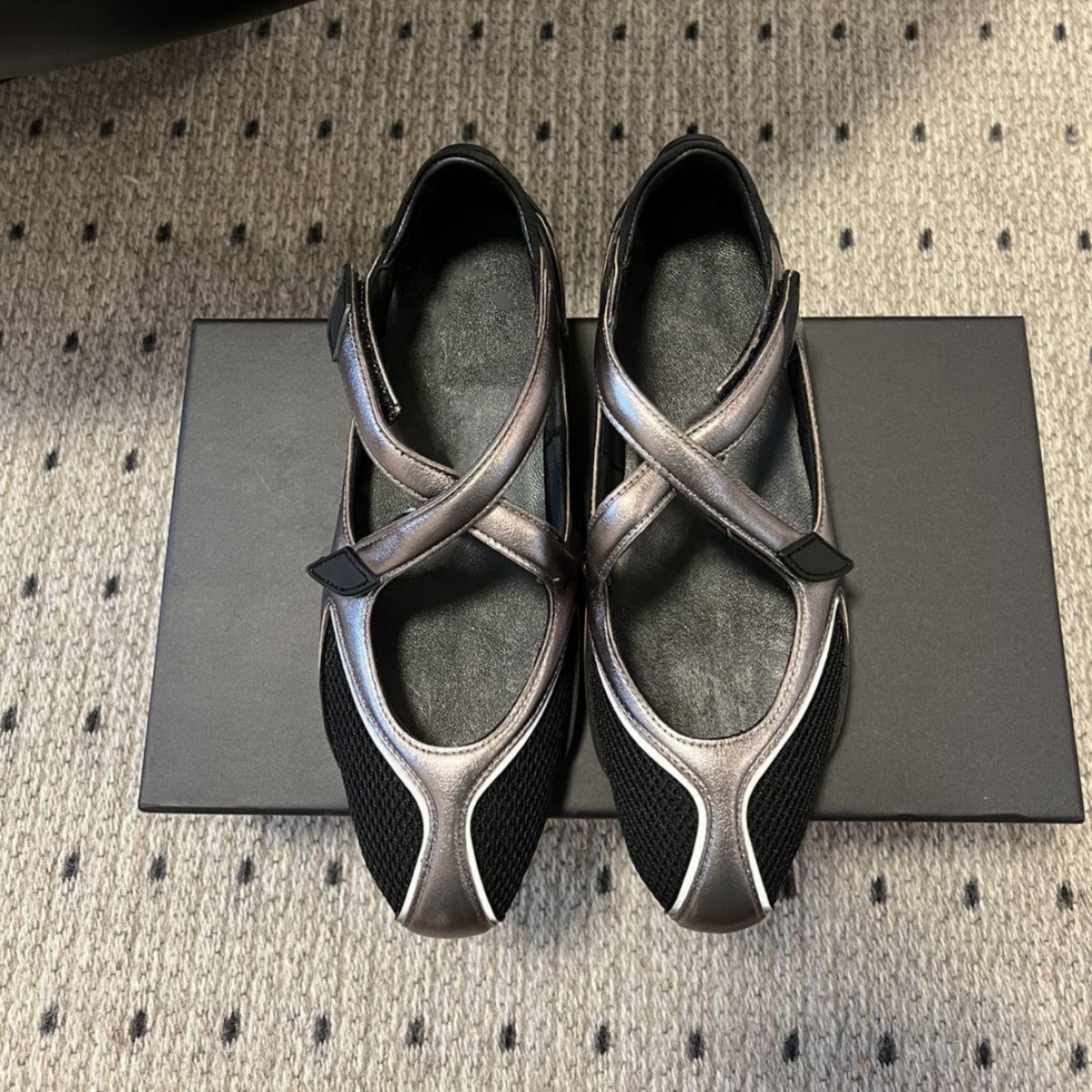 Ballet-Style Simple Mary Jane Training Shoes for Women with Velcro Cross Straps and Color-Blocking Round-Toe Flats