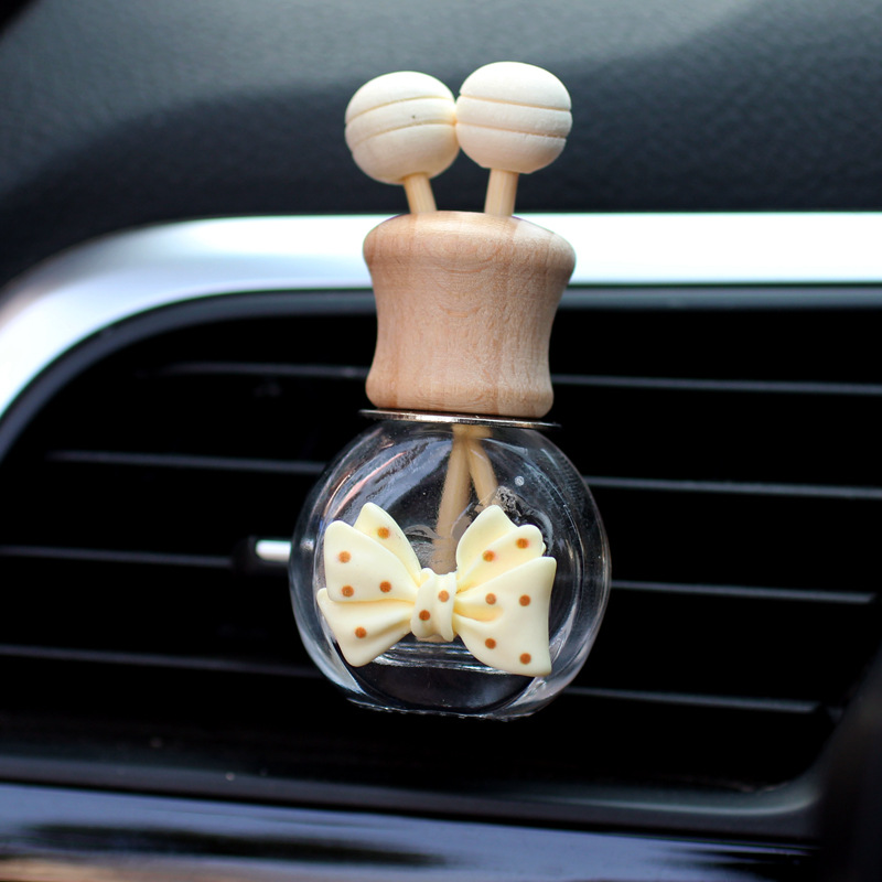 Salida de aire de perfume de coche, dibujos animados, celebridad de Internet, botella de aromaterapia de coche, clip de aire acondicionado, accesorios de coche, bowknot tembloroso