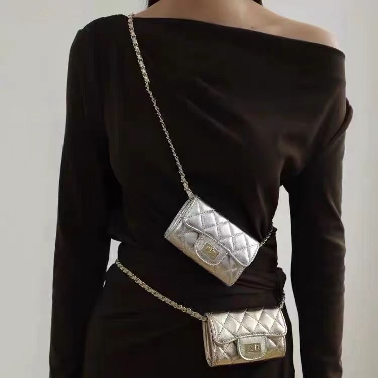 Bolsa de cintura elegante com corrente acolchoada mini transversal_voghion.com