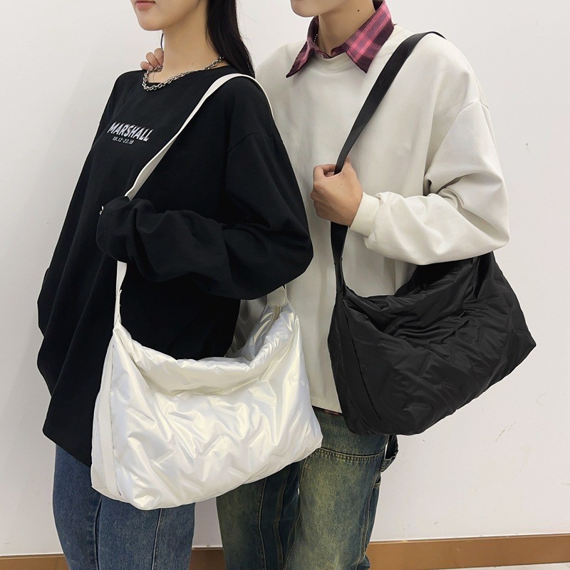 Bolso de mensajero de plumón de gran capacidad para mujer 2023 invierno nuevo bolso de mensajero tendencia de moda bolso de hombro ligero bolso femenino