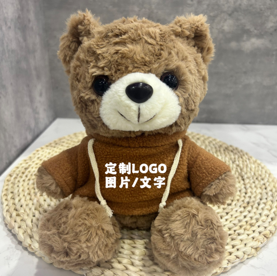 Los juguetes de peluche lindos se pueden combinar con logotipos impresos para enviar muñecas de muebles a amigos y vecinos.