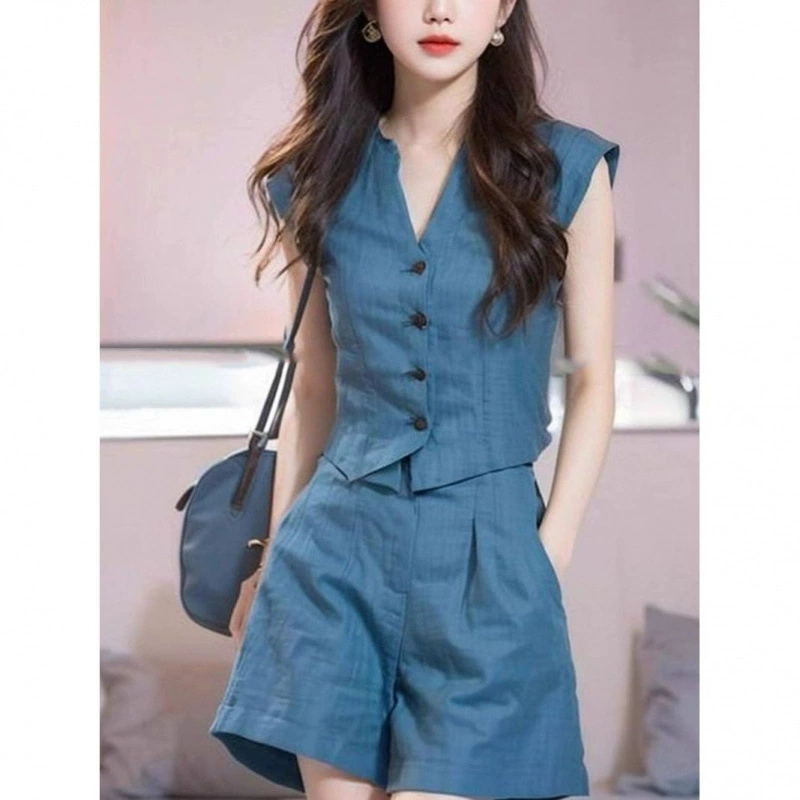 Популярный в этом году льняной костюм 2025 года: новый женский летний высококачественный и очень стильный комплект из хлопка и льна, состоящий из топа и шорт.