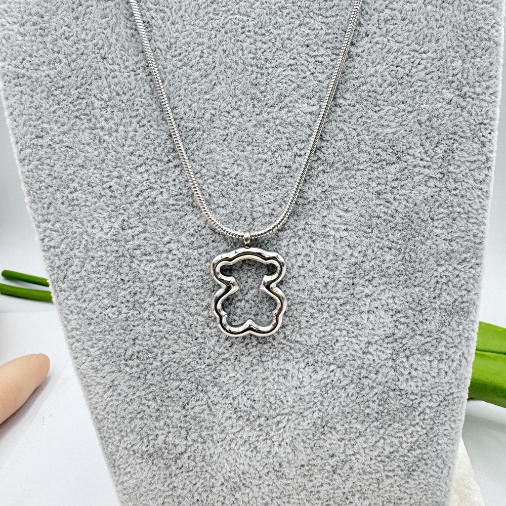 Oso tridimensional collar de titanio de acero pequeño animal colgante aretes pulsera anillo de hueso de serpiente cadena femenina estilo INS