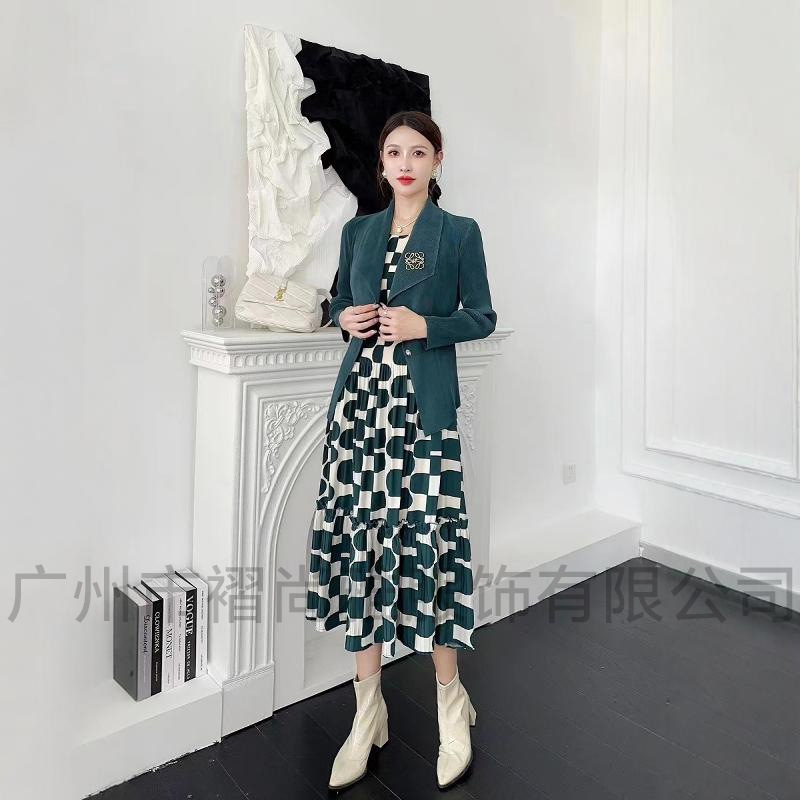 Autumn fashionable dress with sleeves with a round collar