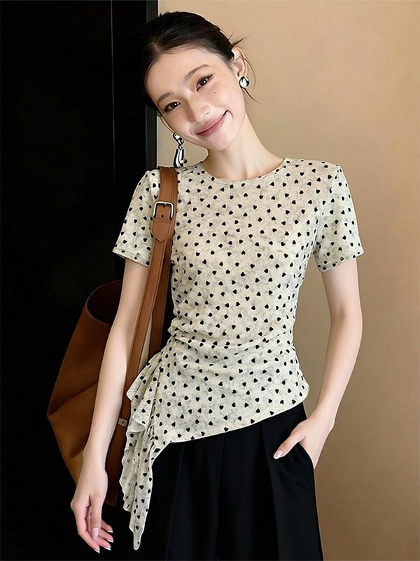 Áo thun nữ cổ tròn tay ngắn họa tiết chấm bi, vạt bất đối xứng, thiết kế eo thon — màu đen