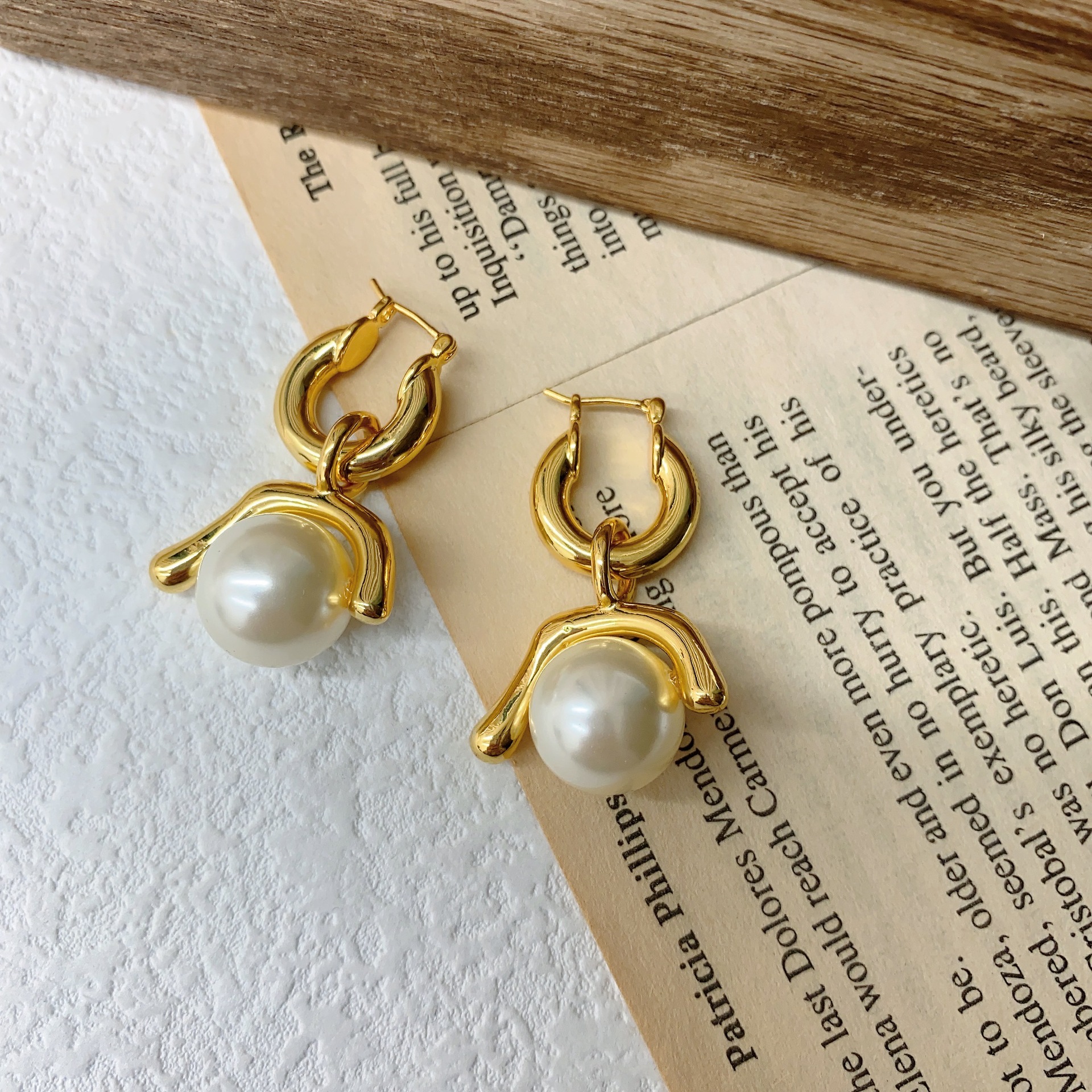 1 Pair Simple Style Solid Color Imitation Pearl Plating Gold Plated Women's Earrings display picture 3