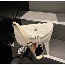 高级感胸包女2025新款小众百搭洋气单肩布包日系外出休闲斜挎女包