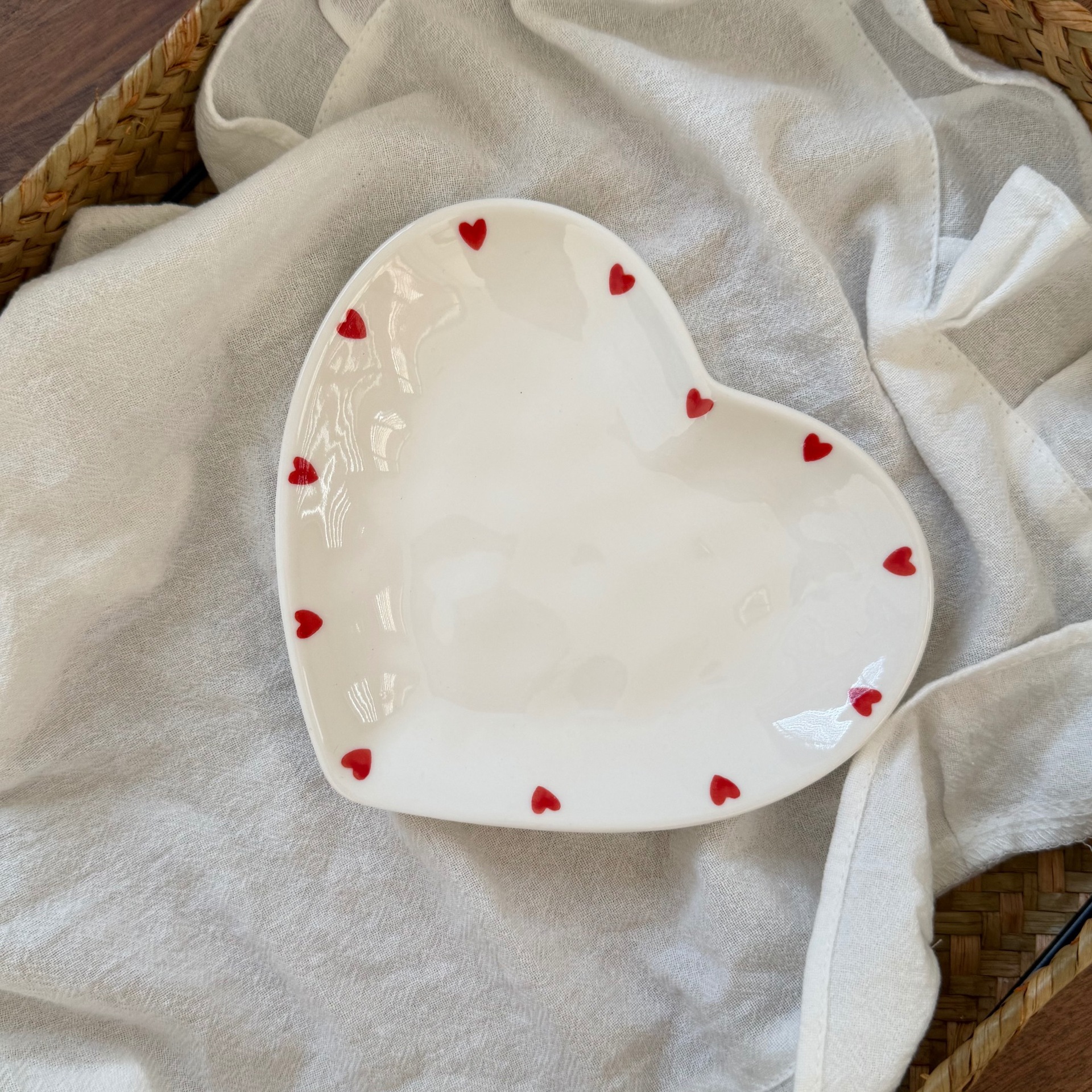 Estilo coreano inswind pintado a mano amor cerámica tazas y platos mano empujada irregular taza de café en forma de corazón plato de mesa de la tarde plato de taza