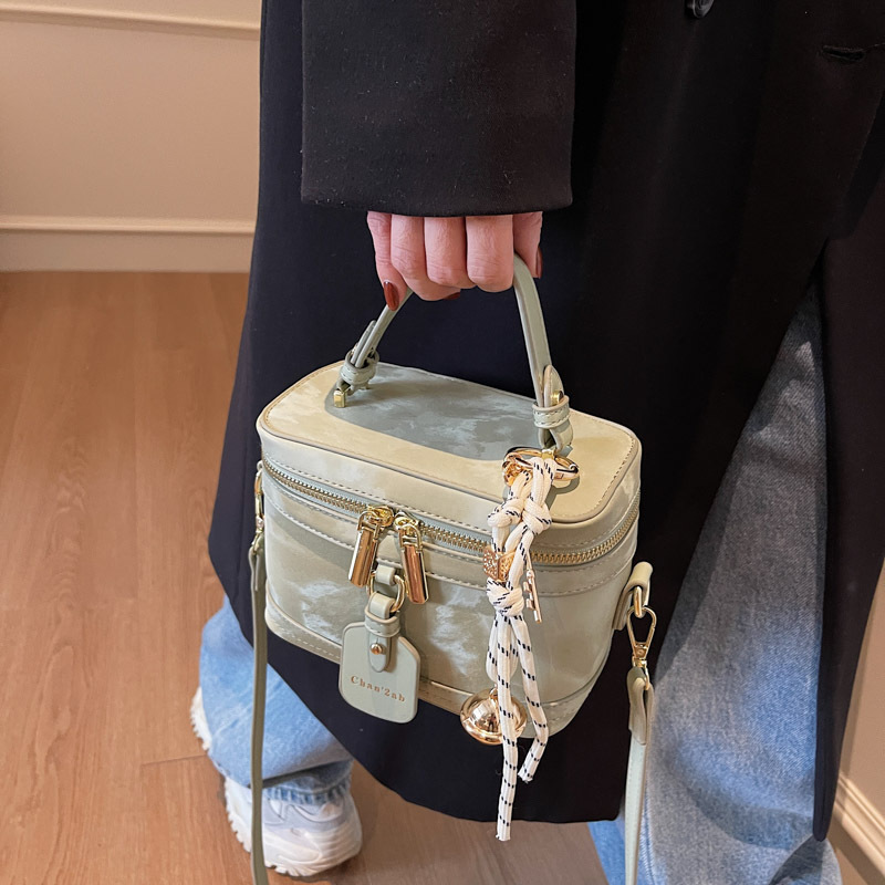 Este año, la popularidad de la bolsa de mano para mujeres 2025, nueva bolsa de hombro de tendencia universal, alta humedad, bolsa de cubo de moda