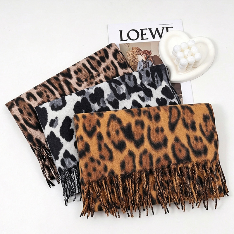 Bufanda Chal de Leopardo para Mujer de Imitación de Cachemira Térmico con Borlas para Interior y Exterior image 1
