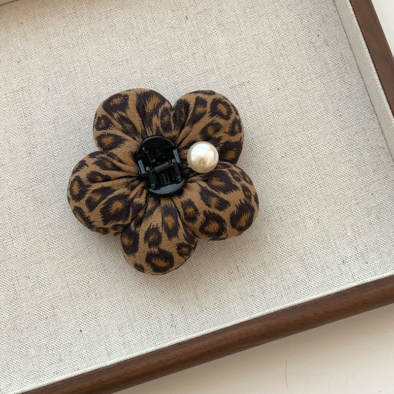 Corea del Sur Dongdaemun nuevo patrón de leopardo de perla relleno de algodón flor tridimensional lindo agarrar clips de correa clips de tiburón adornamiento para el cabello pequeño