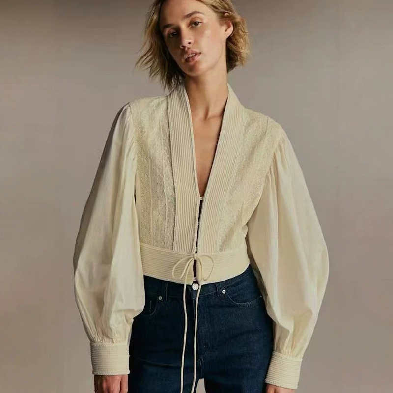 French-style, niche design, 2026 autumn/winter collection: romantic and elegant lace patchwork, crocheted, fitted, V-neck top/shirt French-style, niche design, 2026 autumn/winter collection: romantic and elegant lace patchwork, crocheted, fitted, V-neck top/shirt