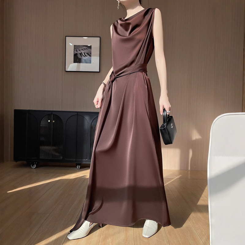 High-End Dress with a Feminine and Elegant Feel, Featuring a Draped Collar, Loose Fit, Slimming Effect, Sleeveless, Made from Mulberry Silk and Acetate
