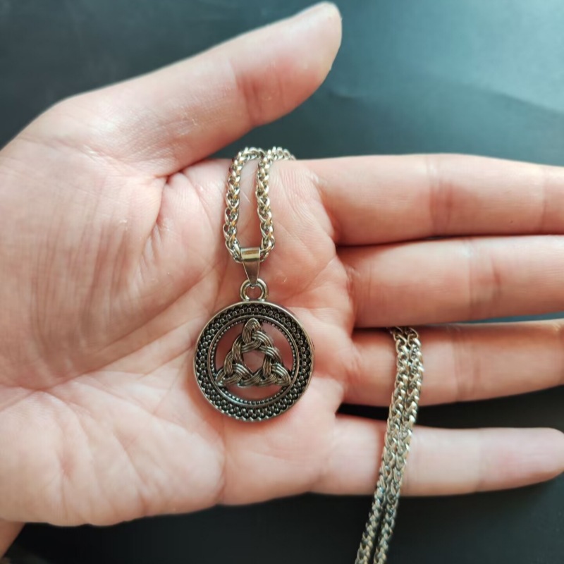 Fashionable and triangle knot circular necklace, street hip-hop punk versatile pendant trend_voghion.com