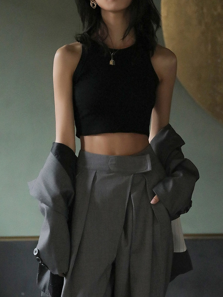 Summer sexy top with cups with a round collar