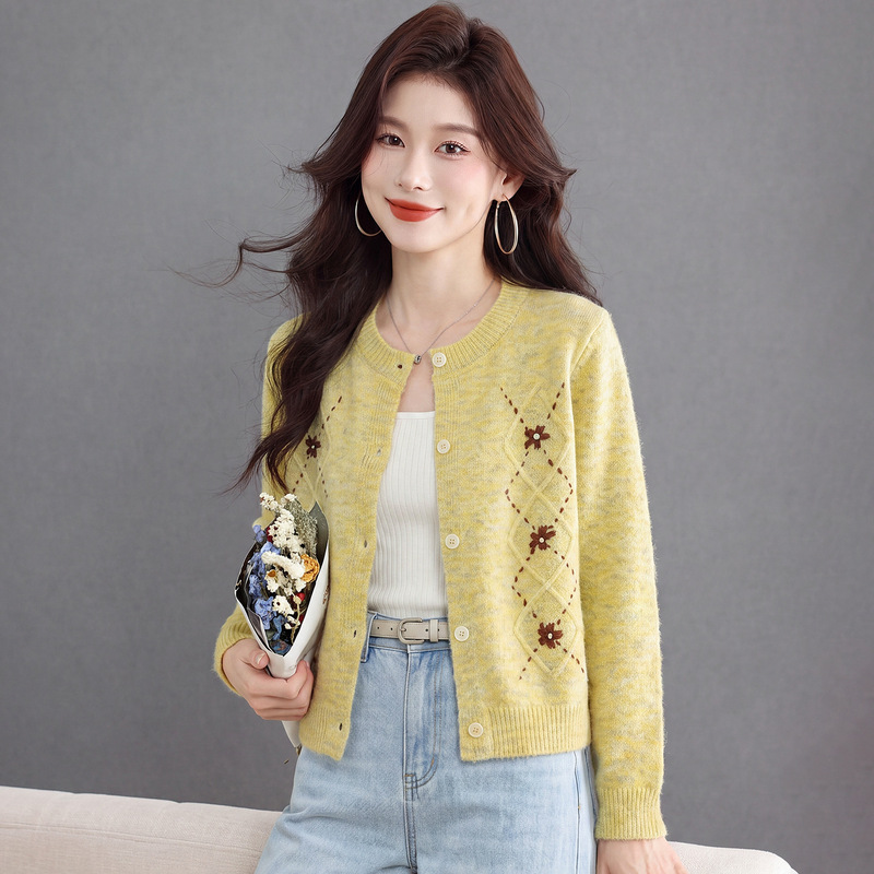 2026 Korean-style quilted knit cardigan for women, autumn loose fit, slimming, sweet and elegant, age-reducing knit top